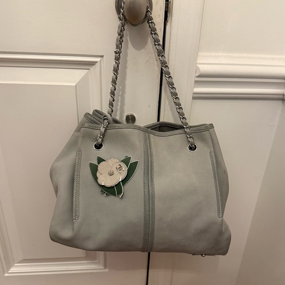 CHANEL Nubuck Camelia Gray Vintage Shoulder Bag with Elegant Chains - Picture 5 of 17